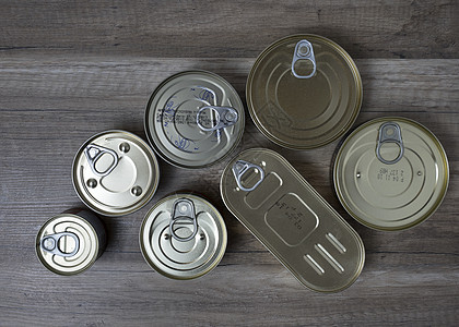 木制背景的锡罐作为食物物品早餐罐头烹饪厨房回收贮存营养店铺金属图片