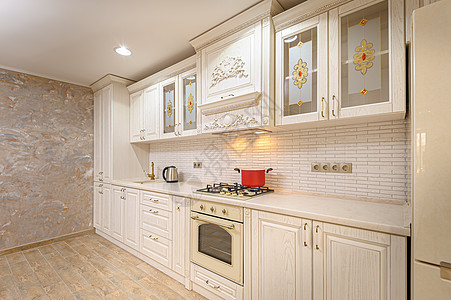 现代白色和蜜蜂式豪华奢华厨房内公寓烤箱曲线储物柜散热器家具玻璃陈列室褐色天花板图片