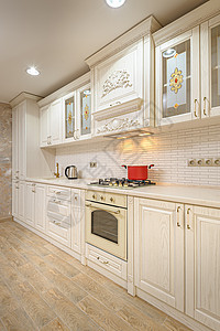 现代白色和蜜蜂式豪华奢华厨房内玻璃地面器具公寓房子烤箱彩色储物柜天花板红色图片