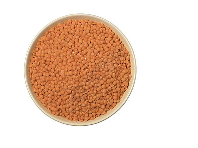 白色背景中分离的一碗红扁豆粮食农业美食厨房宏观饮食红色种子豆类营养图片