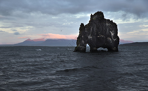 饮龙 冰岛暴露的岩石 在亚特兰大海岸天气海景冲浪风暴戏剧性大风风景海洋天空飓风图片