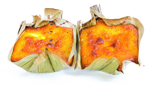 片场拍摄了两件菲律宾烹饪用白色隔绝的比宾卡米饼式Kakanin黄油叶子糯米小吃市场甜点煤炭美食椰子地面图片