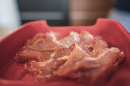 白背景的生猪肉切片 最顶端风景盘子烹饪动物餐厅牛扒食物桌子蒸汽传统熟食图片