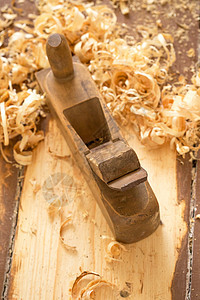 旧木制手板 用木屑做木工硬木工作台乡村飞机工作剃须雕刻木材木匠男人图片