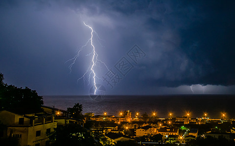 闪耀在海面上收费海洋云景戏剧性天气霹雳全景风暴雷雨活力图片