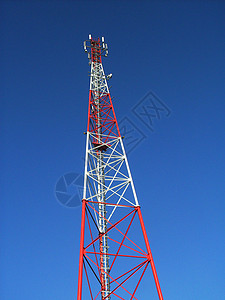 蓝色天空背景的电话塔背景图片