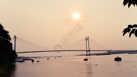 夏日傍晚 胡格利河上 一座现代悬臂梁斜拉桥 的日落 远处的剪影视图 豪拉市 加尔各答 西孟加拉邦 印度 南亚目的地桥梁建筑学海景图片