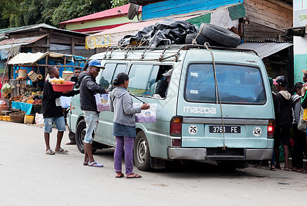 马达加斯加兰诺马法纳州 2019年7月28日街头市场村庄街道销售商店出租车卡车市场图片