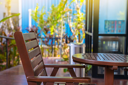 室外庭院椅子和桌子 带阳光的户外木制露台椅和桌子图片