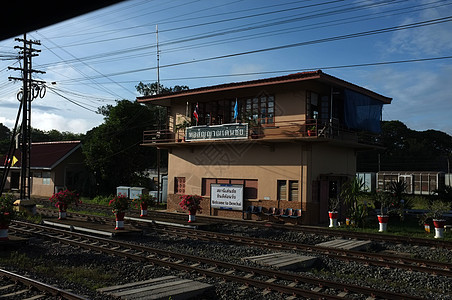 泰国Phrae 2019年9月13日 Den Chai火车站位于北部铁路线上 是帕府 泰国的火车站文化家庭男人火车平台地标游客车图片