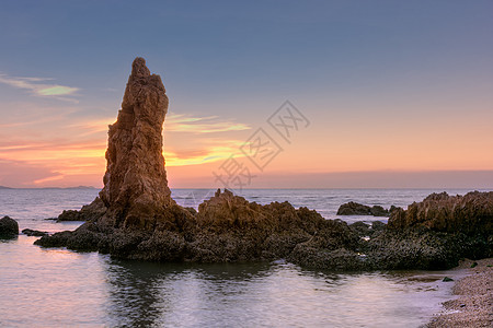 以石头在海边的海景运动金子天空海岸线蓝色海岸日落岩石戏剧性地平线图片