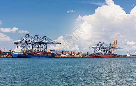 起重车装载集装箱血管大部分商品货物贸易港口船运起重机运输货运图片