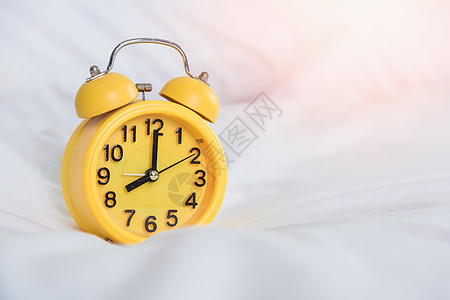 早上8点在床上的黄色闹钟时间苏醒倒数就寝惊吓木头床单钟声小时警报图片