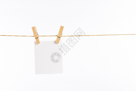 孤立的纸牌挂纸卡绳索空白照片细绳笔记衣绳框架卡片明信片夹子衣服图片