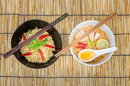 辣辣热快面晚餐筷子营养午餐拉面杯子食物香料盘子木头图片