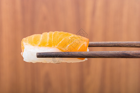 带黑筷子的寿司卷海藻寿司蔬菜海鲜文化白色用餐木头食物图片