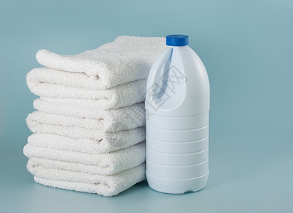 漂白剂瓶和毛巾洗衣洗涤器打扫蓝色瓶子浴巾国货洗涤塑料增白剂洗钱者背景图片