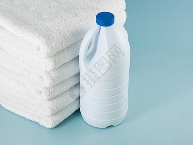 漂白剂瓶和毛巾洗衣洗涤器浴巾打扫瓶子国货塑料洗涤洗钱者蓝色增白剂图片