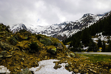 山地景观 罗马尼亚喀尔巴阡山脉 路附近的裂缝 发现美丽世界 风景景观旅游蓝色远足边界冒险爬坡荒野土地缠绕草地图片