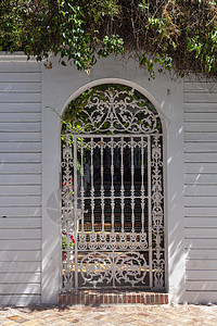 白色混凝土 w 带门锁的旧复古木门石头历史入口建筑城市古董框架房子窗户蓝色图片