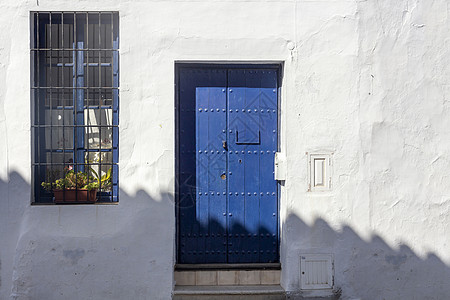 安达卢传统老房子的古董窗和蓝门石头蓝色入口古墙城市窗户风化框架建筑学历史图片