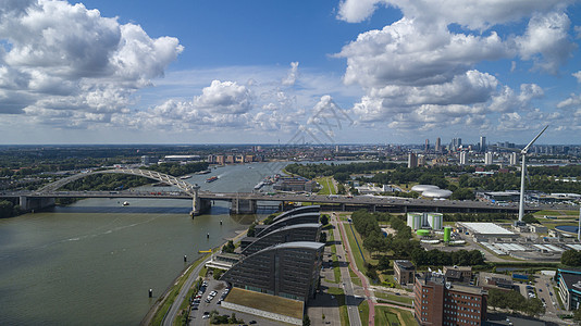 鹿特丹的桥 飞越Nieuwe Maas河血管蓝色运河商业发动机导航拖船运输海岸油船图片