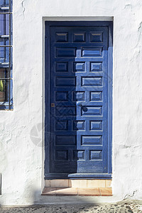 安达卢传统老房子的古董窗和蓝门城市建筑学建筑蓝色房子历史窗户街道石头风化图片