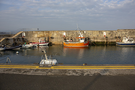 旧渔船停靠在爱尔兰的一个小沿海港口图片