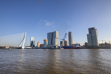 荷兰现代鹿特丹天空线全景 荷兰市中心蓝色运输房子日落城市酒店旅游天空地标图片