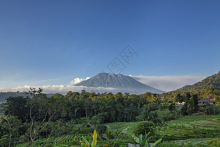 日出时的阿贡火山 印度尼西亚巴厘岛土地地标公园洋葱生态文化旅行情调稻田天空图片