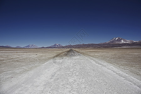 奇利与玻利维亚之间边界的公路图片