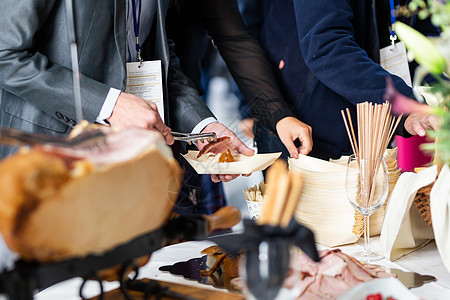 商务人士们在宴会午餐间休息 在商务会议开会 食物和饮料的组合中餐饮商业派对点心肉类庆典生意人酒吧盘子美食图片