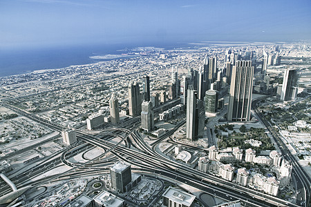 迪拜的天线与美丽的城市相近 离公共汽车很近图片