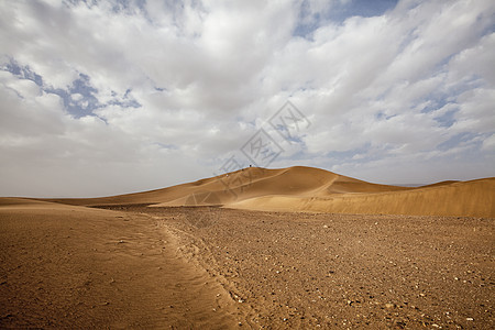 蓝色天空的摩洛哥沙漠景观 Dunes 背景图片