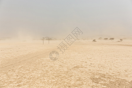 在白沙暴前的沙漠足球场 纳米比亚 Afr图片