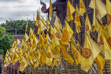 泰国清迈寺庙的佛教旗帜 圣公会图片