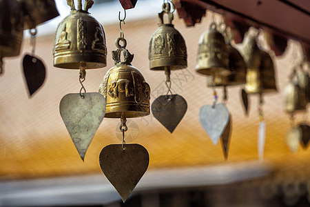 在佛教寺庙的金钟中图片