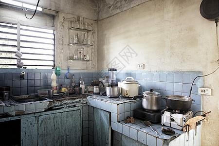 一个老乞丐家里肮脏的黑暗厨房 残酷的抽象图片