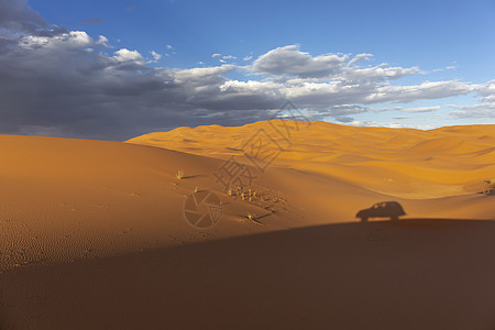 一个非常宽的沙漠沙丘的看法与可见的脚印 f图片
