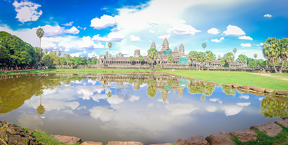 昆大丽正在建造Angkor Wat外墙 湖上棕榈树反射高棉飞天帝国废墟地方棕榈护城河历史性遗产纪念碑背景