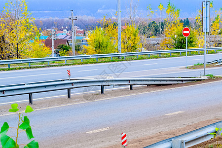 秋天有栅栏和标志的公路城市街道树叶运输速度汽车农村交通车辆季节图片