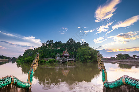 泰国境内边界河流环绕的寺庙馆图片