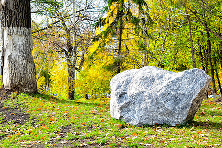 城市景观的草原上的石碑绿色花朵石头花园公园花岗岩天空树叶农村树木图片