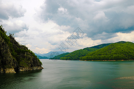 Vidraru 水坝和湖的风景 罗马尼亚 Vidraru 大坝 喀尔巴阡山脉 法加拉斯山脊图片