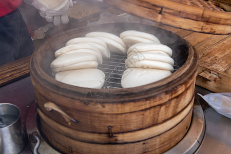 搭乘竹兵车的蒸汽台式台湾郭宝包团体汽船小吃盘子包子篮子食物腹部猪肉面包图片