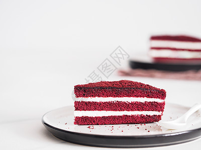 一块红色天鹅绒蛋糕 有完美的纹理盘子桌子庆典糕点大理石饮食美食馅饼巧克力蛋糕图片