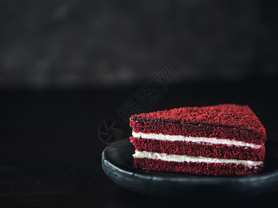 一块红色天鹅绒蛋糕 有完美的纹理糕点庆典生日桌子馅饼奶油饮食食物蛋糕巧克力图片
