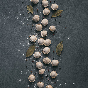 大理石背景上的美丽 分散的原始原颗粒水饺面团烹饪正方形胡椒子黑色天线食物草药饺子背景图片