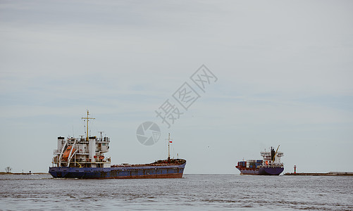 运输船从港口驶往开放波罗的海的港口启航送货后勤血管码头起重机贮存海港船运货运载体背景图片
