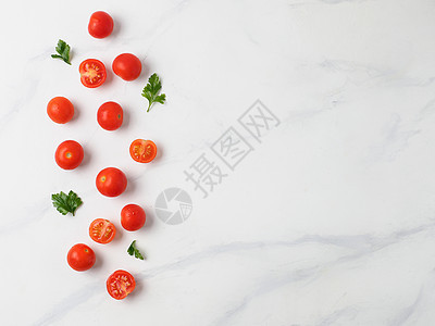 白大理石桌上的樱桃西红柿生长种子食物收藏高角度烹饪树叶饮食天线蔬菜图片